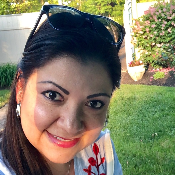 Meet your Posher, Paola - Picture 1 of 1